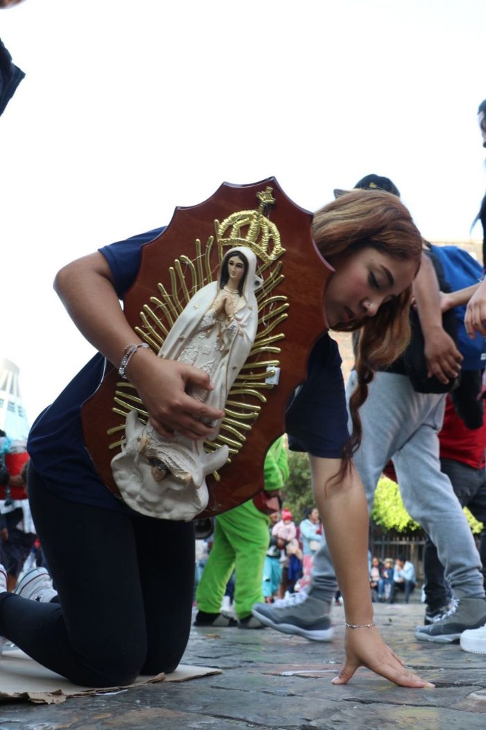 Feligreses mostraron su devoción a la Virgen de Guadalupe al dormir en la explanada de la Basílica y llegar de rodillas como parte de las celebraciones en su honor.