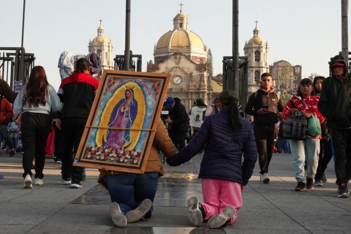 Una pareja avanza de rodillas hacia la Basílica de Guadalupe.