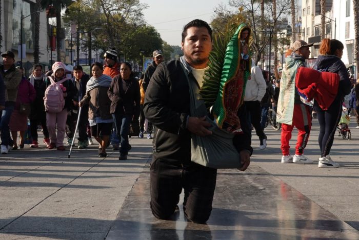 Un hombre arrodillado en la Basílica de Guadalupe