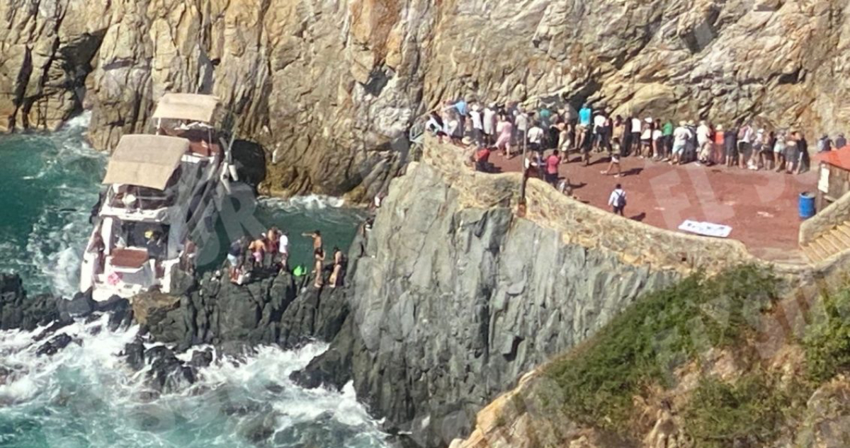 Un yate de recreo encalló y después se hundió esta tarde frente a La Quebrada de Acapulco.