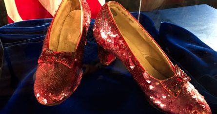 Subastan zapatillas que usó la actriz Judy Garland en la película El Mago de Oz