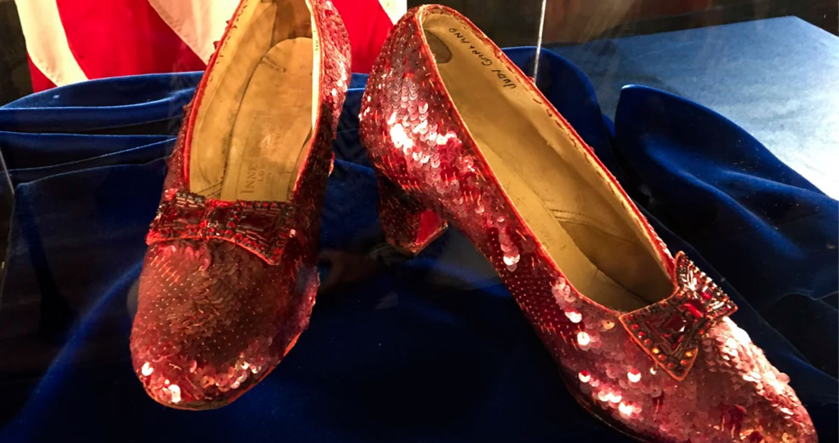 Subastan zapatillas que usó la actriz Judy Garland en la película El Mago de Oz