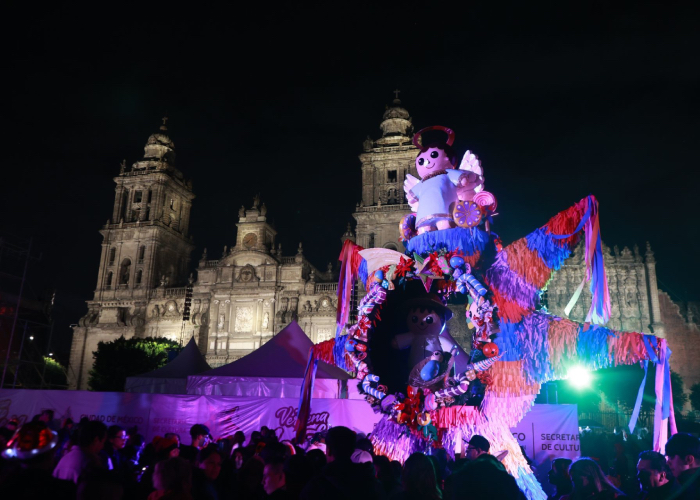 El Zócalo de la Ciudad de México durante la Verbena Navideña.