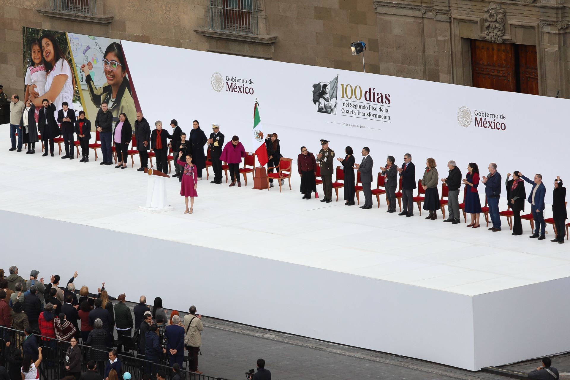 350 mil personas arropan el informe de Sheinbaum en un Zócalo fesivo