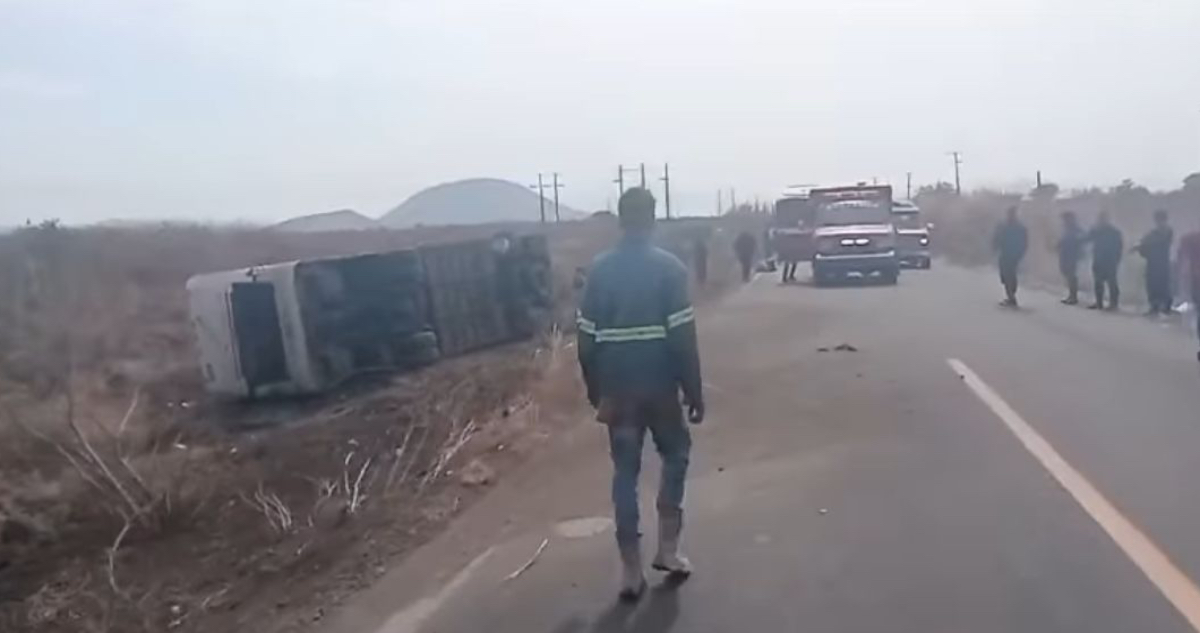 Accidente en Michoacán deja autobús volcado y movilización de rescate en carretera.