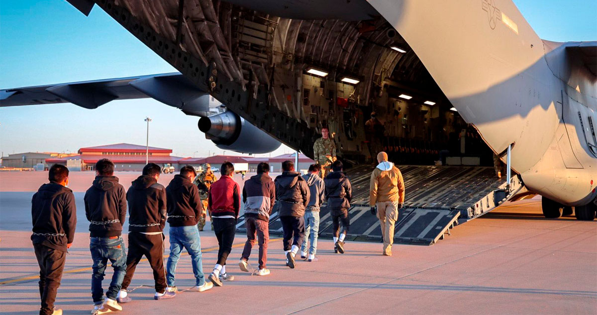 Aeropuerto de Harlingen, Texas es usado para deportar a docenas de migrantes diariamente