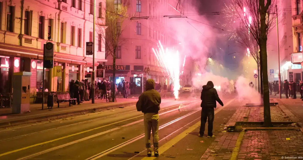 Celebraciones de Año Nuevo dejan cinco muertos en Berlín, Alemania por fuegos artificiales.