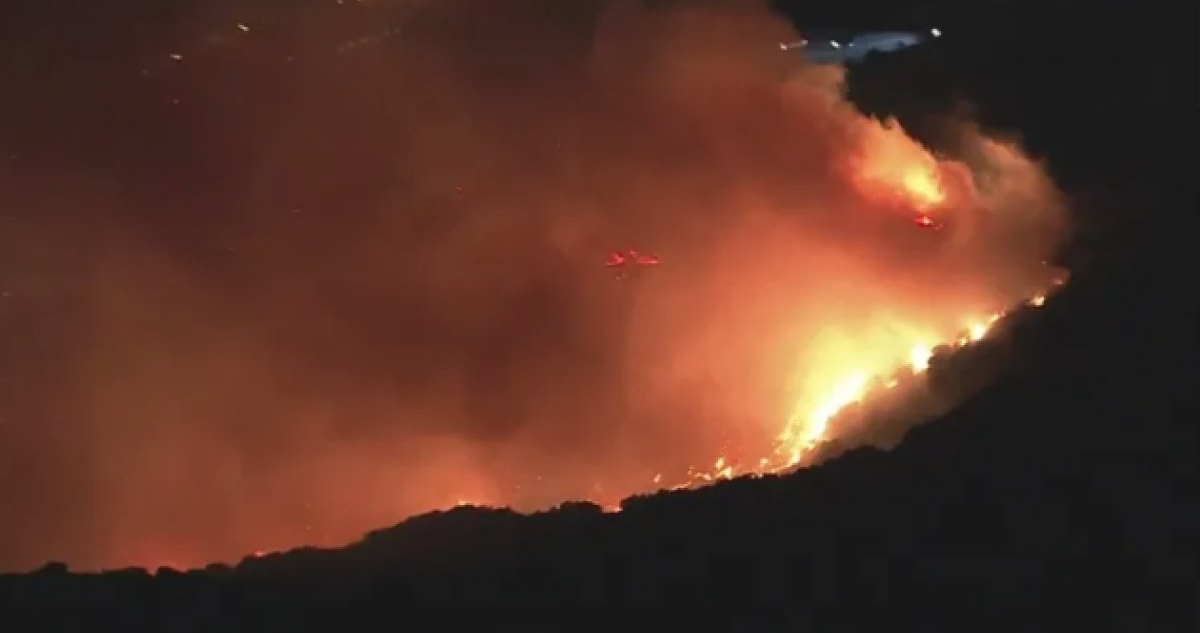 Bomberos frenan un incendio en Bel-Air, un lujoso barrio en Los Ángeles, California.