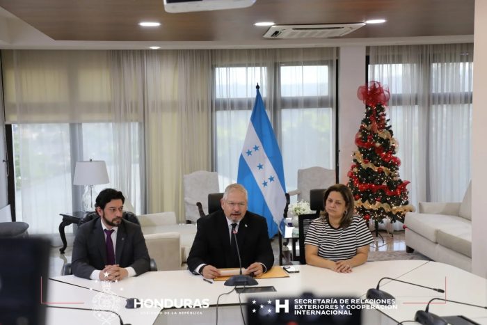 El Canciller de Honduras en conferencia de prensa informando sobre el asesinato de una persona en el Consulado en Atlanta.