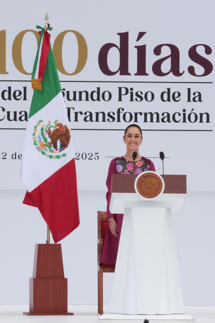 La Presidenta Claudia Sheinbaum Pardo en el Zócalo de la Ciudad de México.