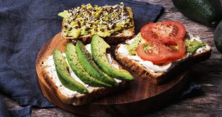 Tostada de yogur griego para una comida saludable