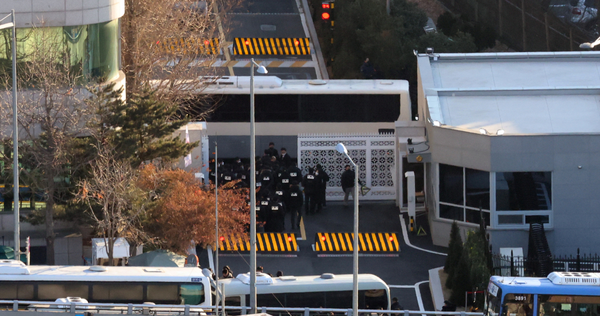 South Korean investigators and policemen prepare to enter the presidential residence in central Seoul, South Korea