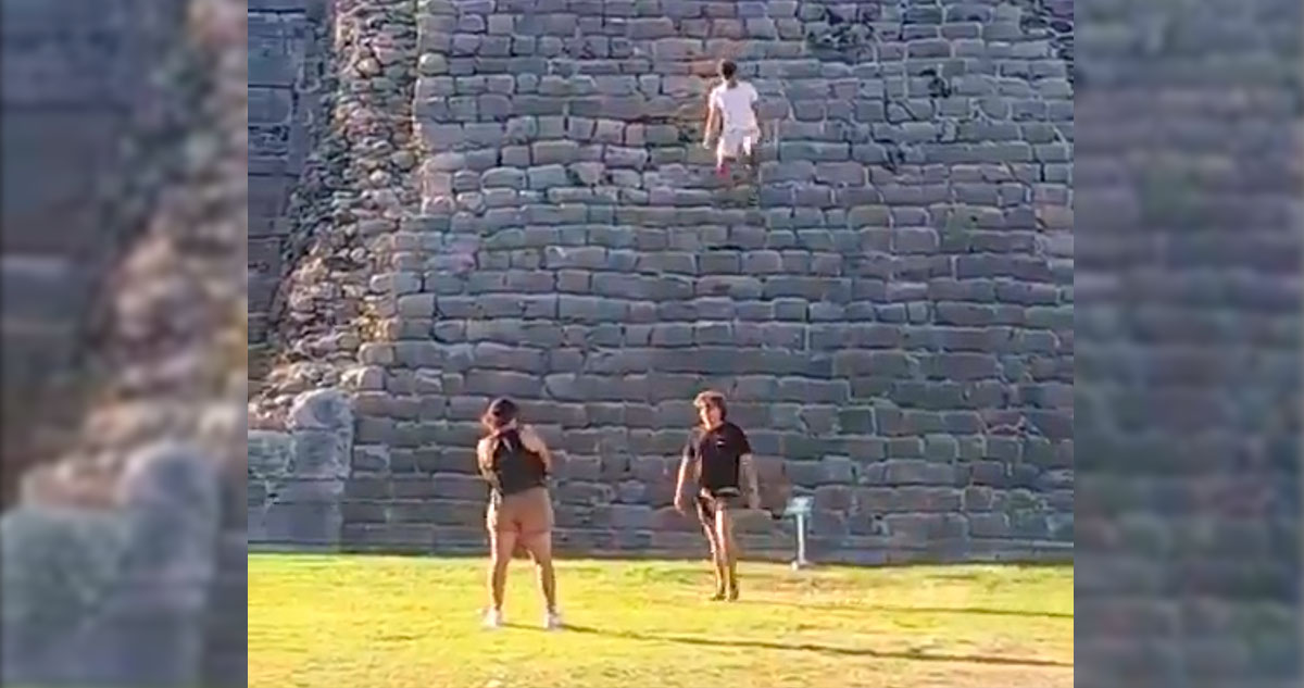 Captan a extranjeros escalando pirámide en Chichen Itzá