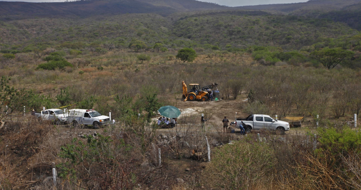 Autoridades hallaron 24 cuerpos en fosa clandestina en Zapopan; seis identificados.