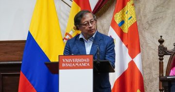 Ahora que Gustavo Petro le respondió a Donald Trump por el maltrato a los sin papeles colombianos que venían esposados en aviones militares gringos, es que vale la pena dimensionar ambas figuras.