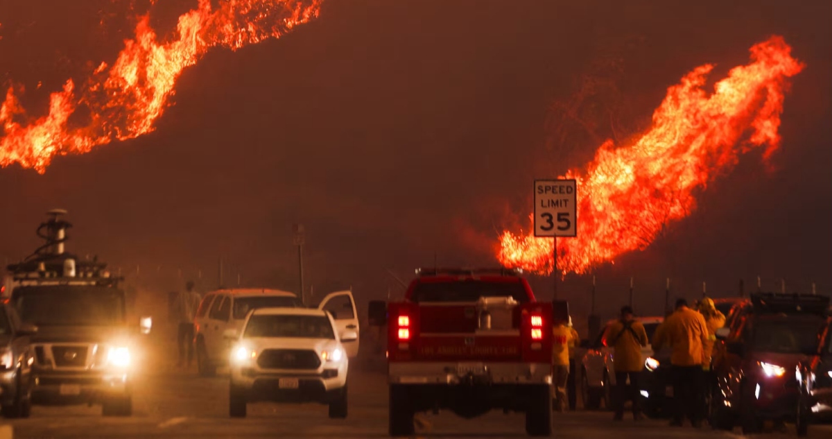 Más de 50 mil personas están bajo órdenes o advertencias de evacuación por el incendio Hughes