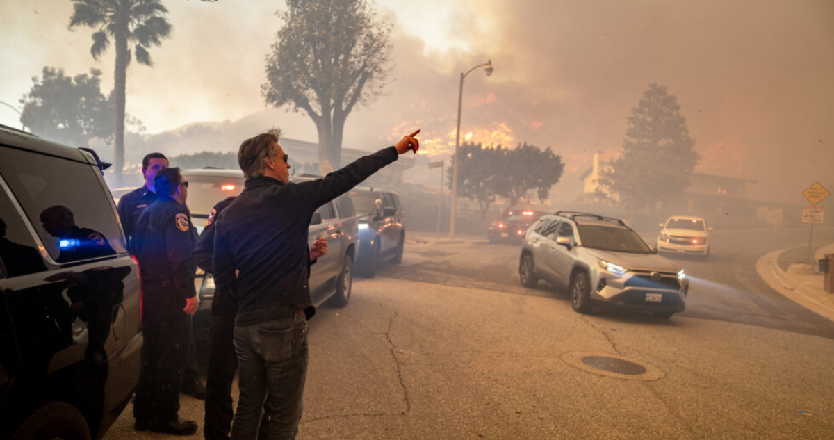 El Gobernador de California declara el estado de emergencia por los incendios forestales que afectan a Los Ángeles.