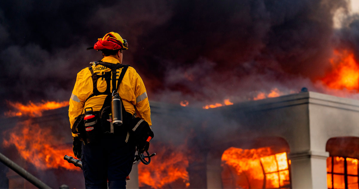 Incendios en Los Ángeles suman 16 muertos.