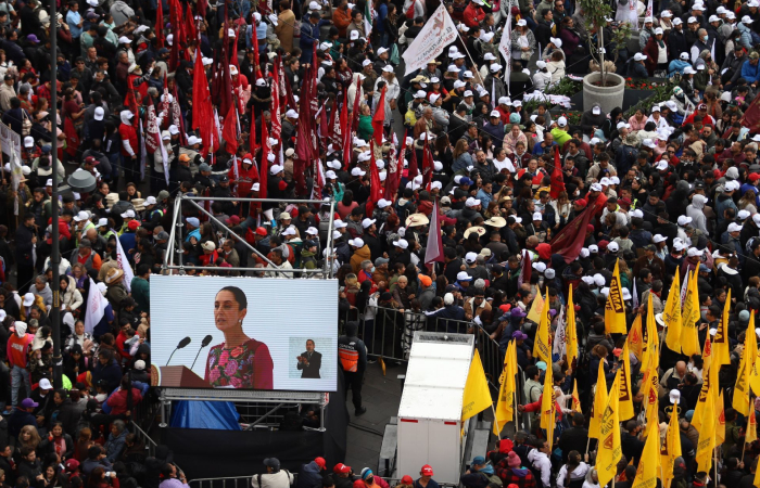 350 mil personas arropan el informe de Sheinbaum en un Zócalo festivo.