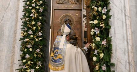 El cardenal Rolandas Makrickas inaugura la cuarta Puerta Santa del Jubileo 2025.