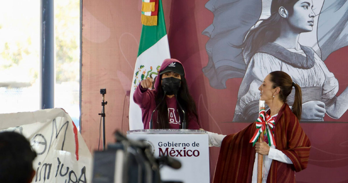 María Elena Ríos protesta frente a la Presidenta Claudia Sheinbaum