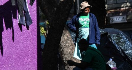 Migrantes haitianos permanecen en la Plaza Giordano Bruno "La pequeña Haití” de la colonia Juárez.