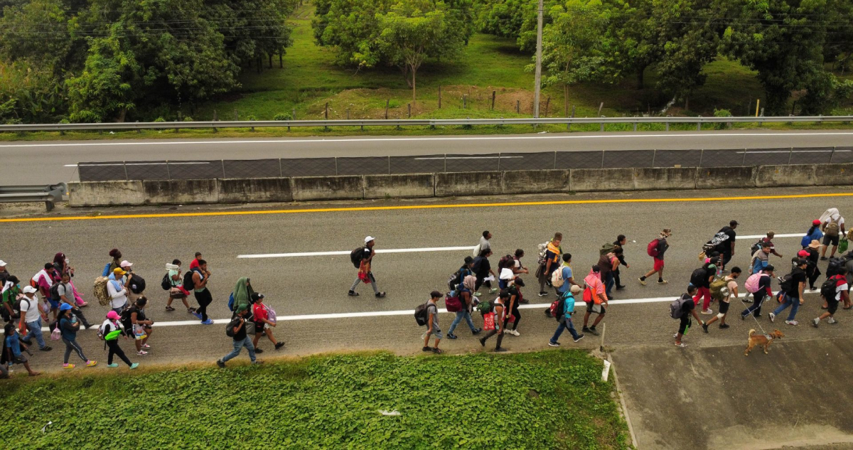 migrantes caminando por México