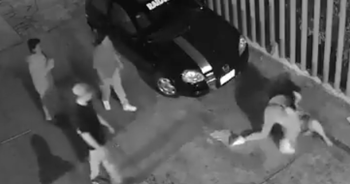 VIDEO FUERTE ¬ Hombres sacan a mujer de su casa y la golpean; policías no intervienen en Naucalpan, Edomex.