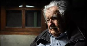 El expresidente José Mujica anunció este jueves que los médicos le han informado que el cáncer de esófago que padece se ha extendido por su cuerpo y pidió que lo dejen morir tranquilo.