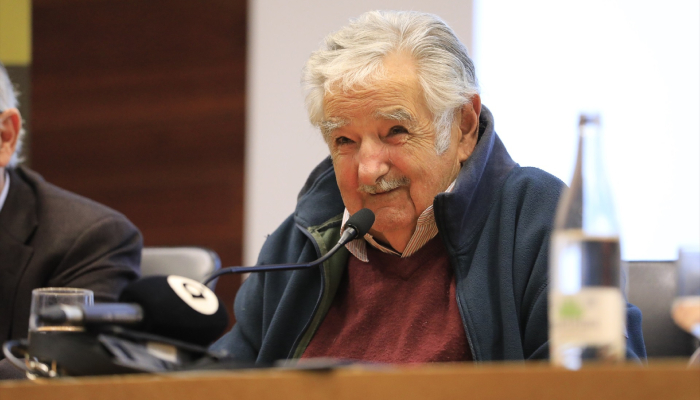 Mujica anuncia la extensión del cáncer, que no seguirá con el tratamiento y pide morir "tranquilo"