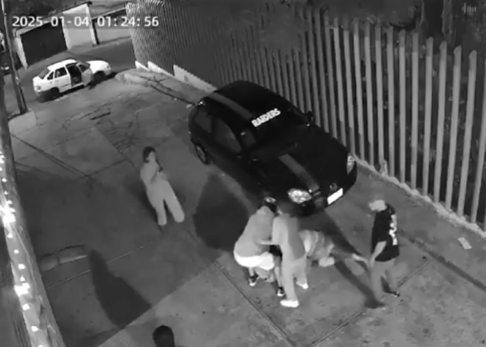 Hombres presencian la golpiza a la mujer sin hacer nada.