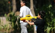 Niños jugando con pistolas