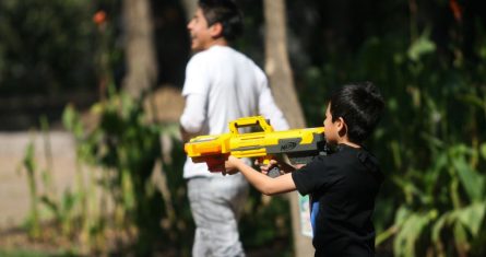 Niños jugando con pistolas