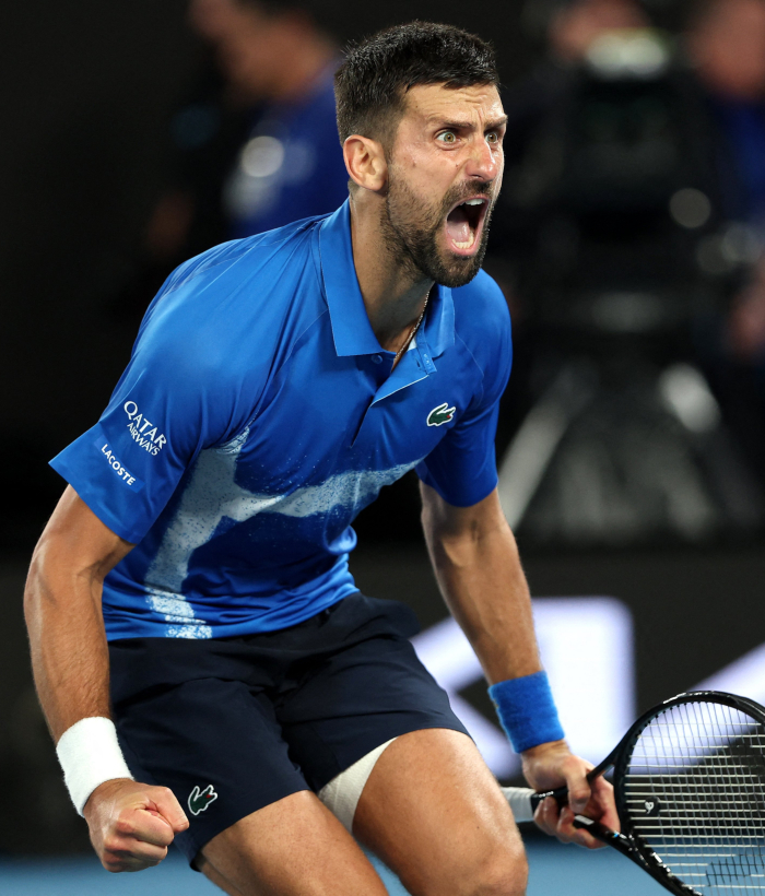 Novak Djokovic aprovechó la inercia ganadora del tercer set para arrancar la cuarta manga haciendo daño al murciano, que vio como volvía a ceder su saque en su primer turno.