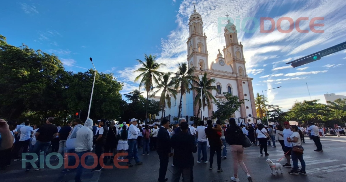 Cientos de manifestantes tomaron la avenida Álvaro Obregón en Culiacán para exigir justicia y paz, así como la renuncia del Gobernador Rubén Rocha Moya.