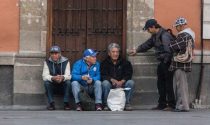 Un grupo de personas platica en calles del Centro Histórico de la Ciudad de México.