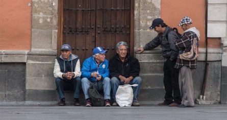 Un grupo de personas platica en calles del Centro Histórico de la Ciudad de México.