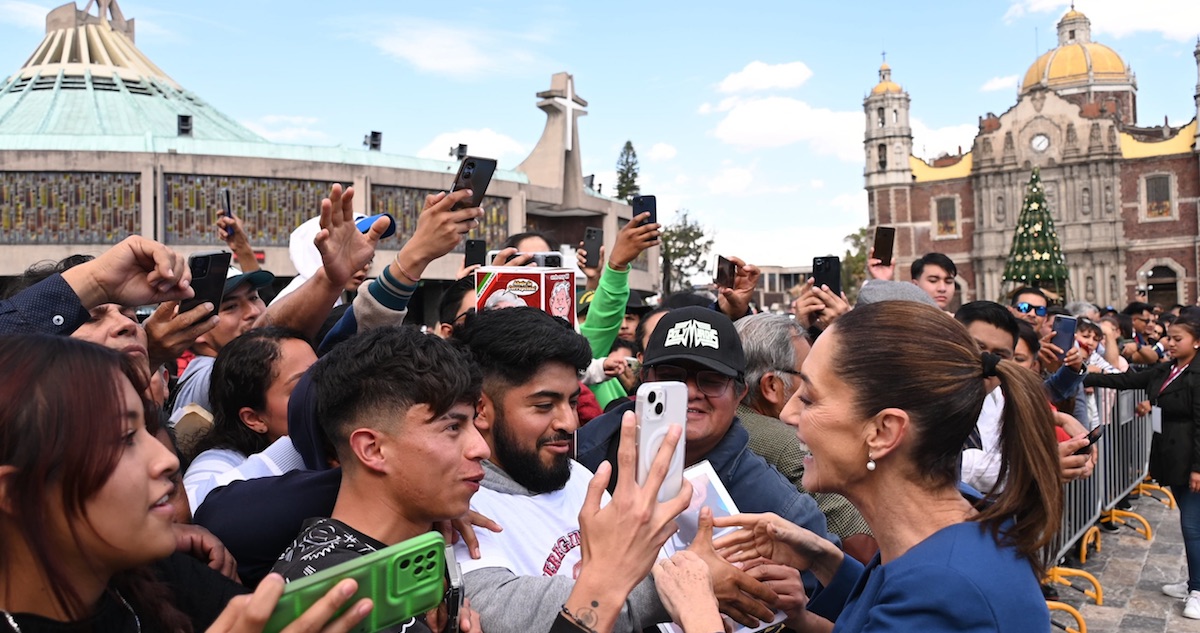 La Presidenta Claudia Sheinbaum recibe saludos y regalos en la Basílica de Guadalupe.