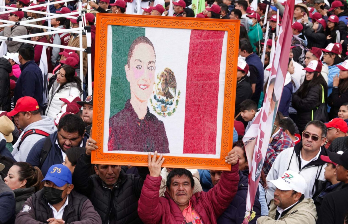 350 mil personas arropan el informe de Sheinbaum en un Zócalo fesivo