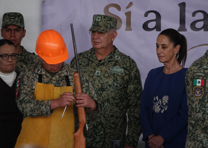 Sheinbaum va por la paz en los hogares mexicanos.