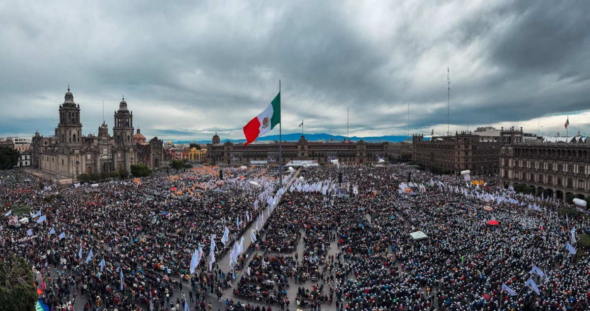 Miles de simpatizantes de la Cuarta Transformación y de Claudia Sheinbaum acudieron al Zócalo de la Ciudad de México para acompañar a la primera Presidenta a su informe de los primeros 100 días de su Gobierno.