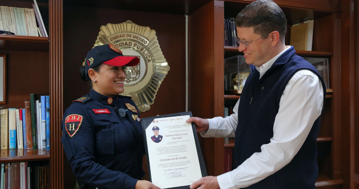 El Secretario de Seguridad Ciudadana de la Ciudad de México, licenciado Pablo Vázquez Camacho, entregó la constancia de ascenso al grado inmediato y realizó un emotivo reconocimiento a la Policia Segunda Yacel Maricela Bahena Pérez, perteneciente a la Policía Bancaria e Industrial (PBI), por brindarle los primeros auxilios a una menor de edad que presentaba síntomas de asfixia.