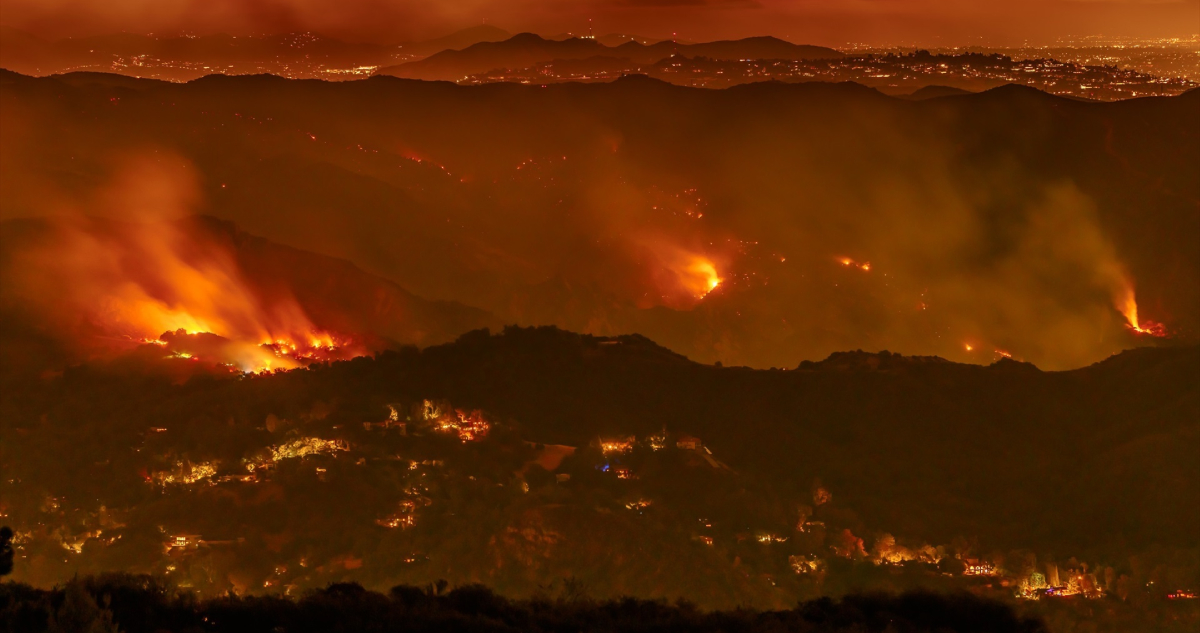 El Presidente electo de Estados Unidos, Donald Trump criticó este domingo la "incompetencia" de las autoridades locales durante los esfuerzos de contención de los incendios que llevan cinco días arrasando el sur de California y han dejado ya 16 muertos, y destruido más de 12 mil viviendas y otras estructuras.