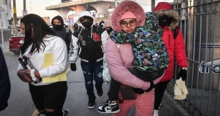 Personas migrantes de distintas nacionalidades que tenían cita para el permiso humanitario mediante CBP One acudieron al Puente Internacional Paso del Norte el 21 de enero pese a la cancelación anunciada por Donald Trump.