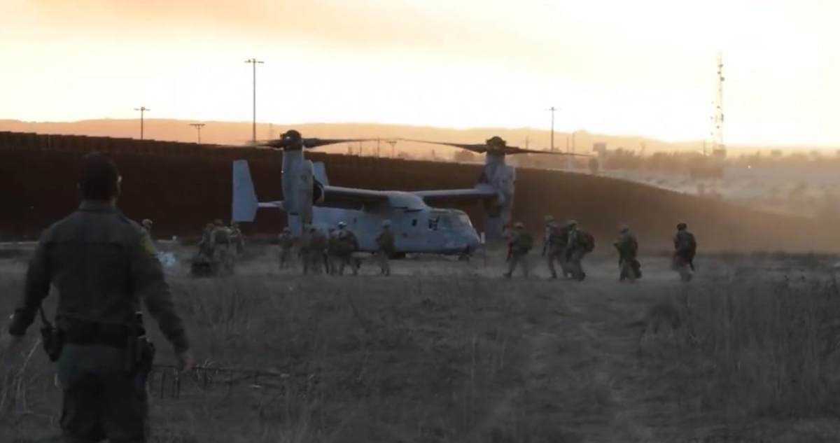 La Casa Blanca ahora difunde la llegada de militares de élite a unos metros de México.