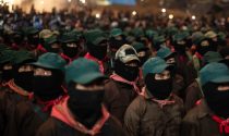 Después del alzamiento zapatista el gobierno mexicano se vio obligado a decretar el alto al fuego por una extraordinaria movilización de la sociedad civil mexicana y mundial que abrazó solidariamente al movimiento insurgente indígena