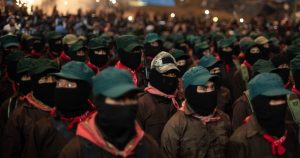 Después del alzamiento zapatista el gobierno mexicano se vio obligado a decretar el alto al fuego por una extraordinaria movilización de la sociedad civil mexicana y mundial que abrazó solidariamente al movimiento insurgente indígena