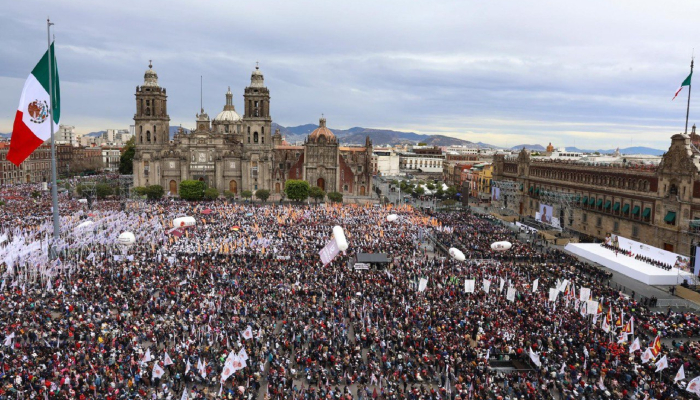 Miles de simpatizantes de la Cuarta Transformación y de Claudia Sheinbaum acudieron al Zócalo de la Ciudad de México para acompañar a la primera Presidenta a su informe de los primeros 100 días de su Gobierno.