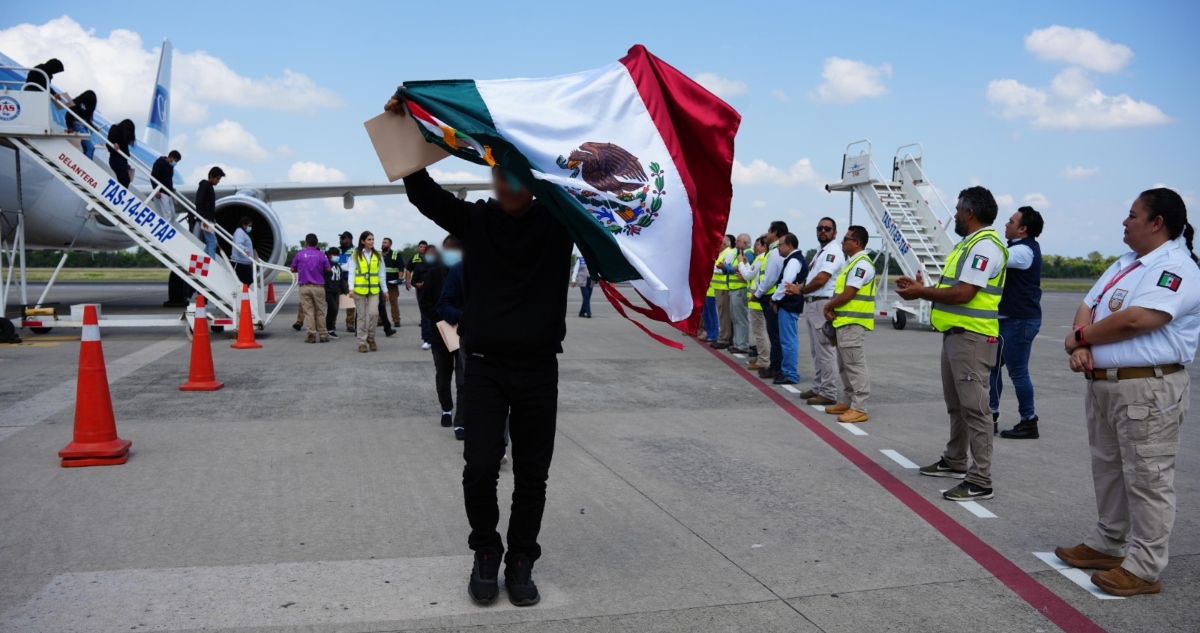 FOTOS ¬ Avión aterriza en Tapachula con 122 migrantes mexicanos repatriados de EU