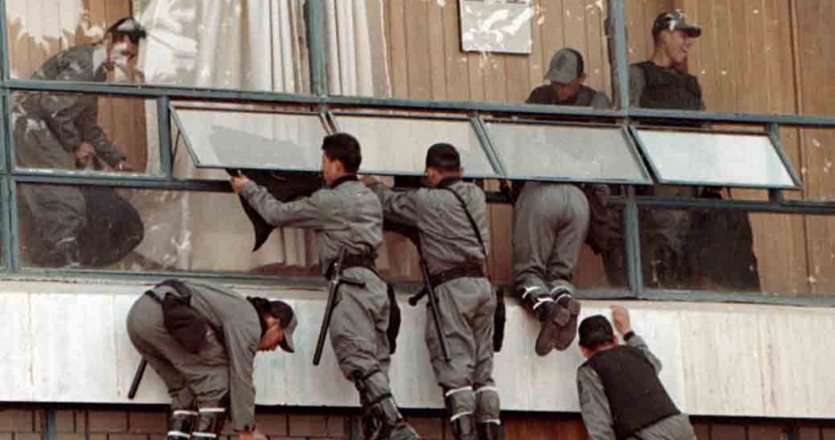 FOTOS ¬ Los federales tomaron la UNAM. Presidente, Zedillo; Rector, De la Fuente...